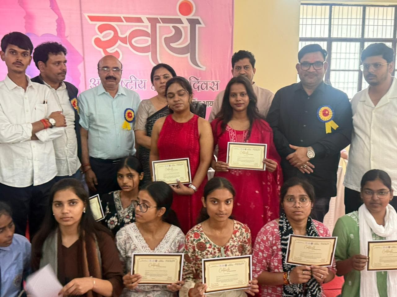 200 women receiving financial literacy certificates at Swayam event